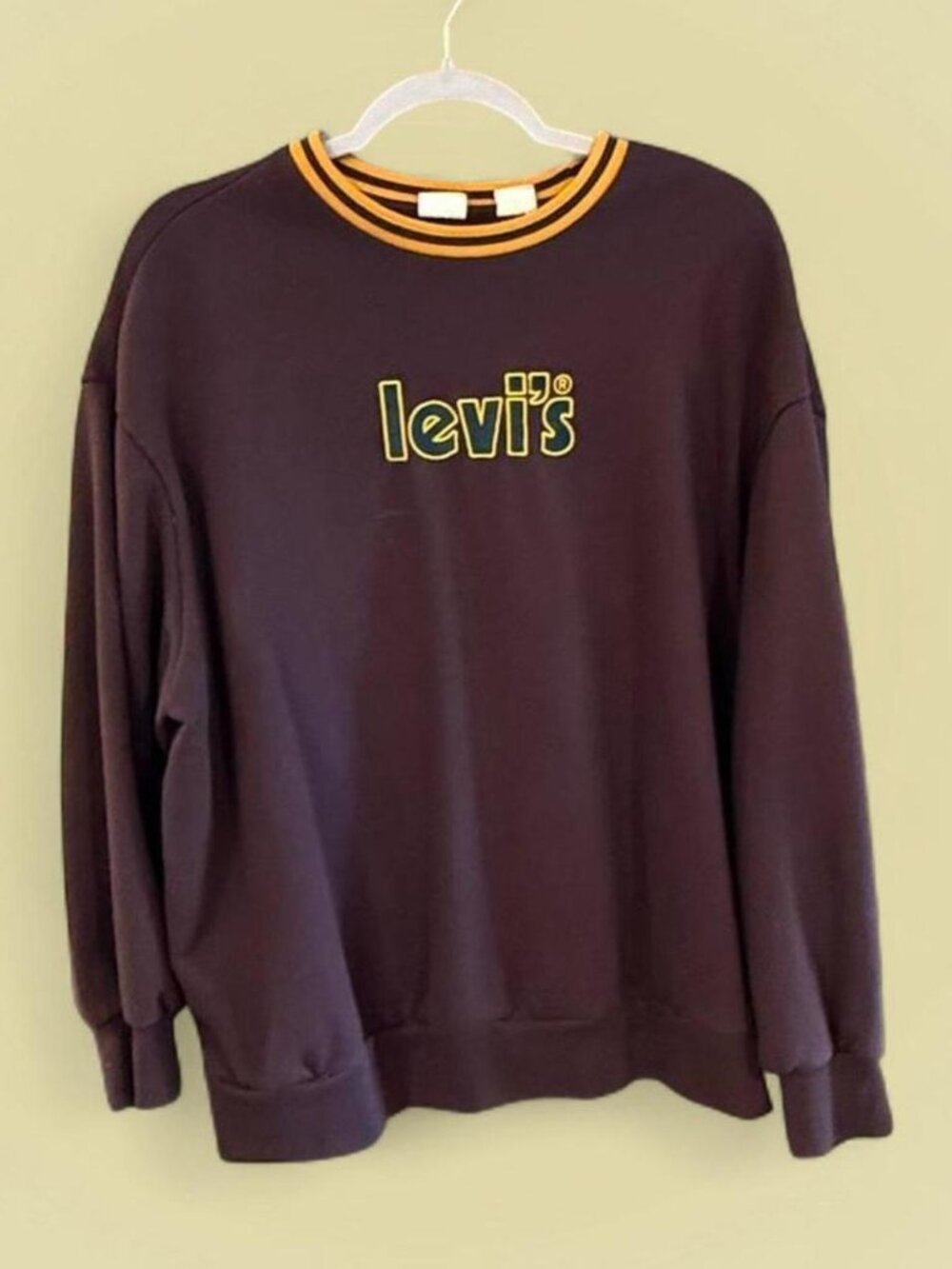 Levi's oversized brown crewneck sweatshirt
